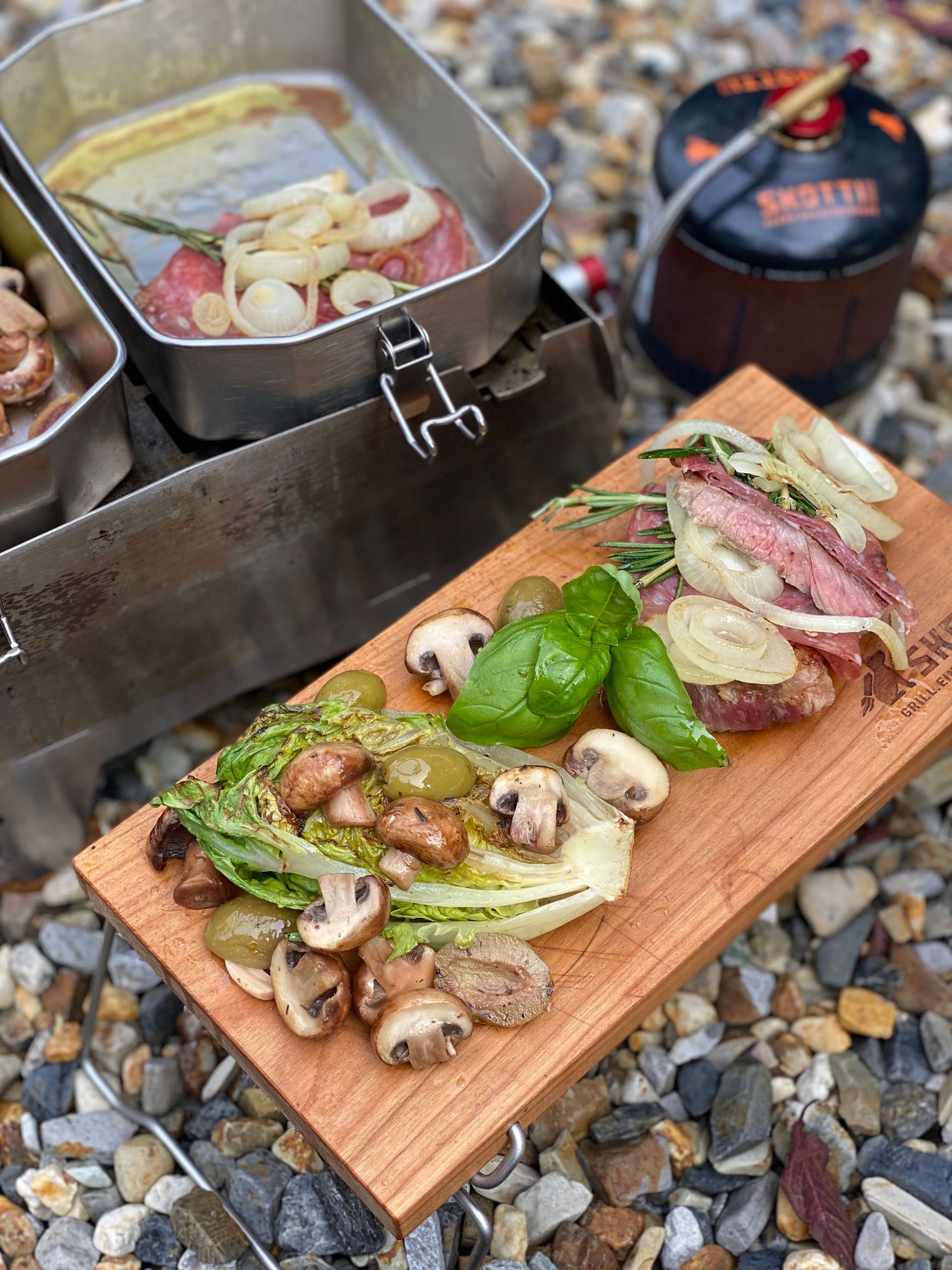 Gegrillter Salat mit Iberico-Steak zubreitet auf dem Skotti Grill