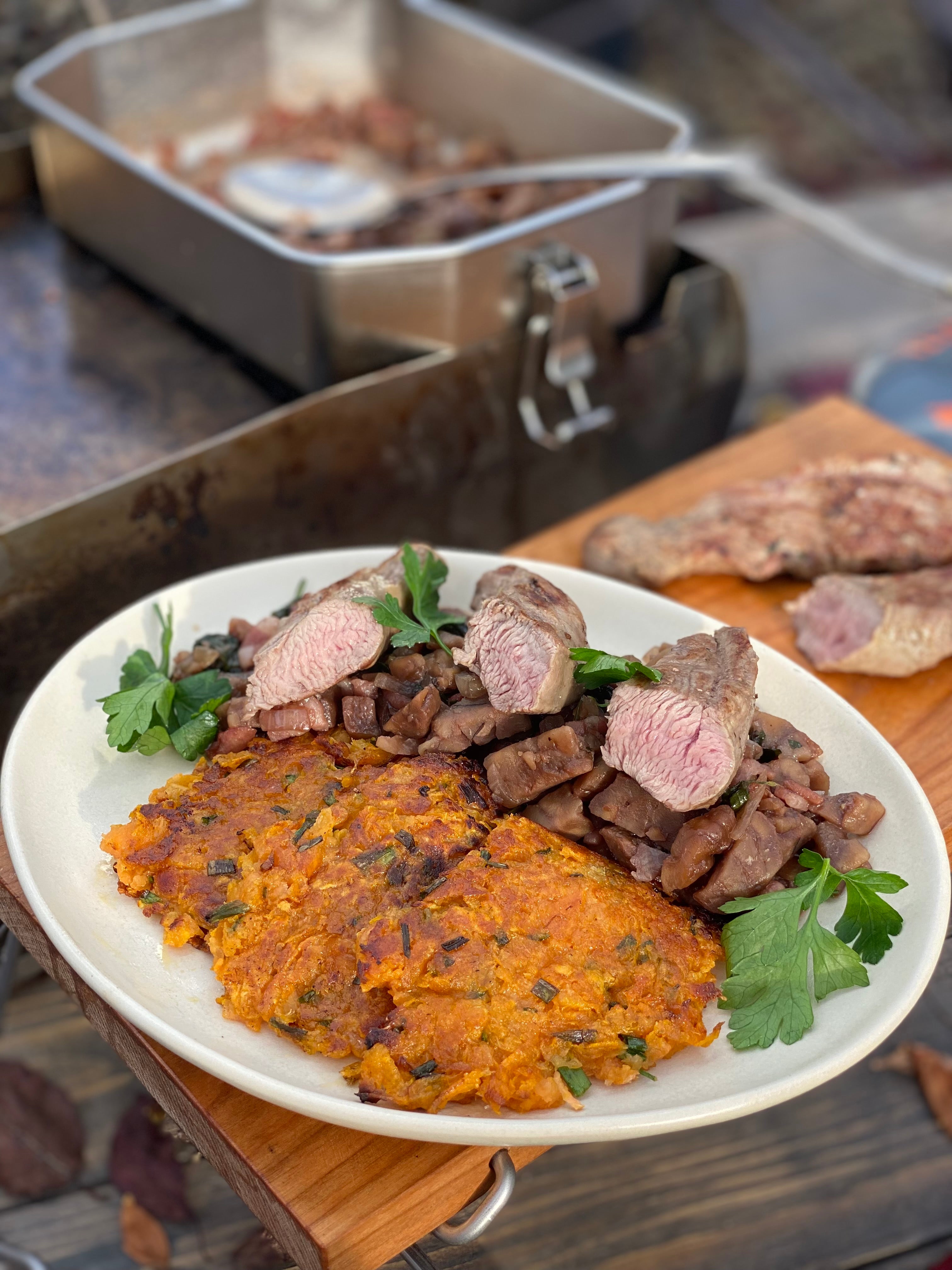 Lammfilet mit Maronen-Rotwein-Soße und Süßkartoffelpuffern 